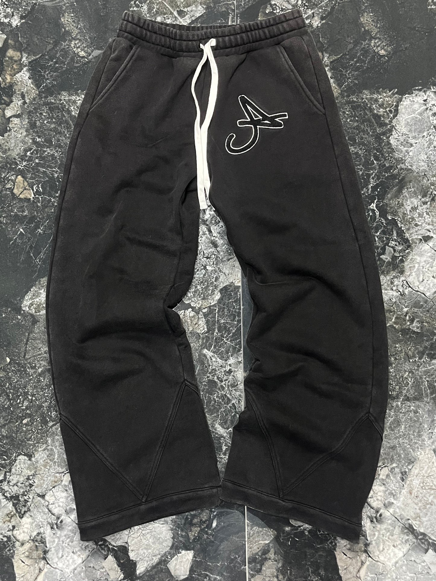 BLACK SWEATPANTS
